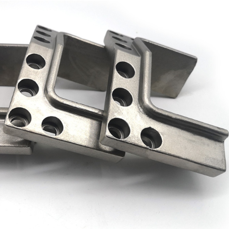 microstruchtúir mhín cothromaithe inicil a mhonaraítear go cothrom le cóimhiotal 718 (2)